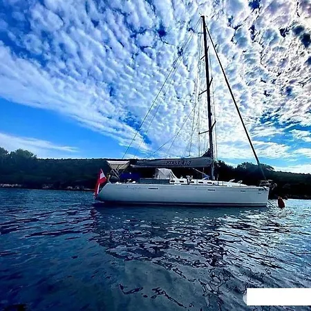 Botel Sailboat Beneteau Cannes