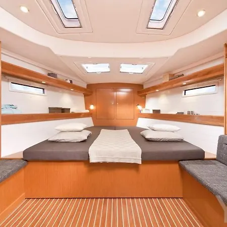 Sailboat Beneteau 船屋 *